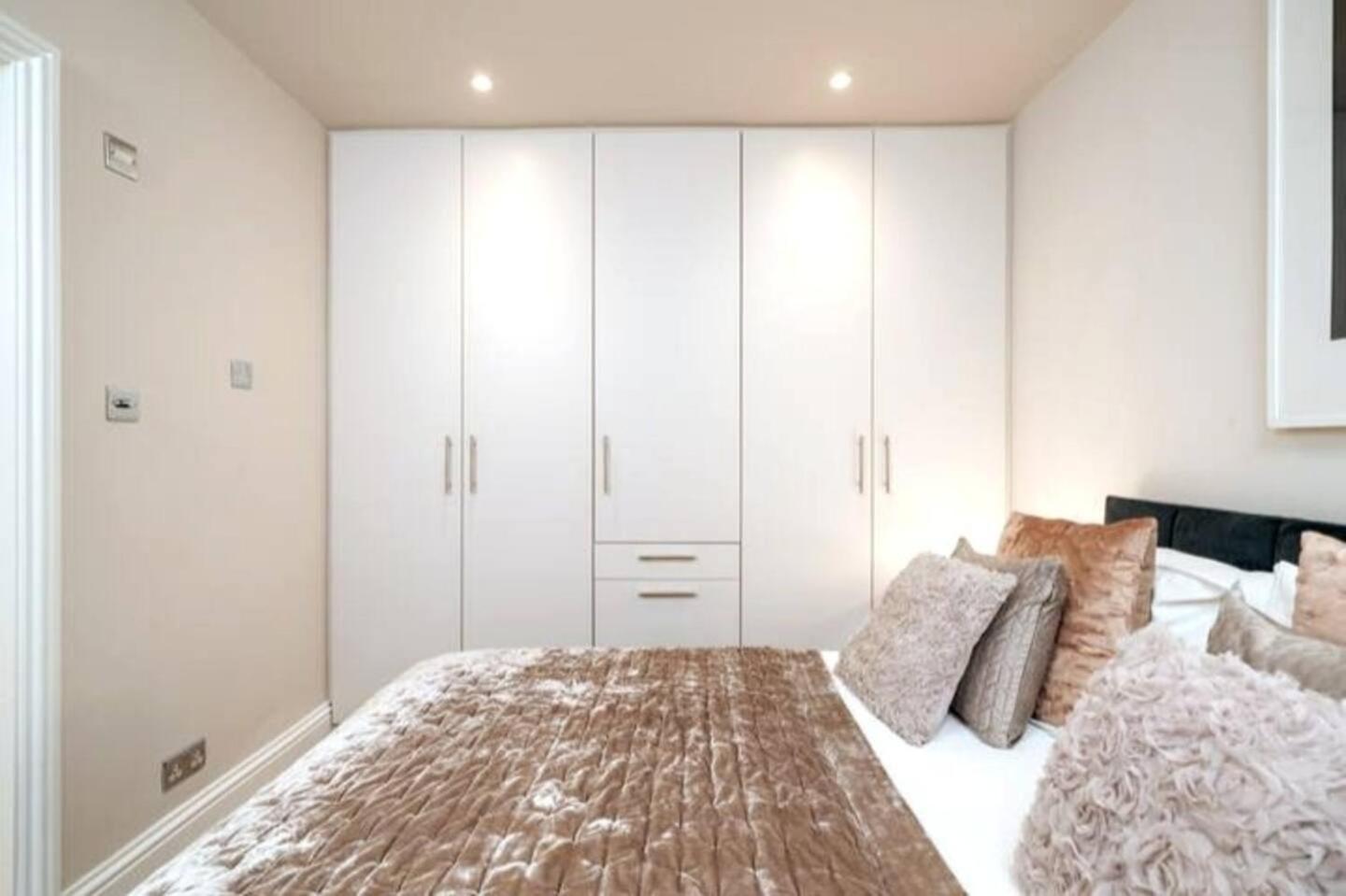 Niru Experience Jewel Of Ifield Road Appartement Londen Buitenkant foto